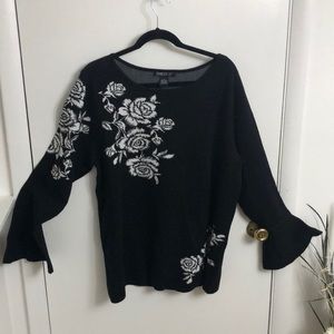Black Sweater w/ white roses | 1x